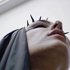Premiere: M7 - Lip Lock