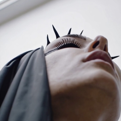 Premiere: M7 - Lip Lock