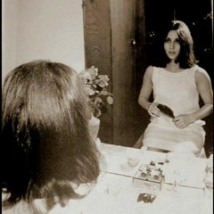 نسيتُ من يدهِ أن أستردَّ يَدي .. طالَ السلامُ وطالت رَفَّةُ الهُدُبِ