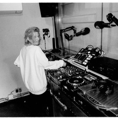 Listening (radio)shows (in between days)