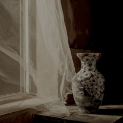 vase i vindu og morgen i en by