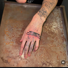 run away (feat. VONIAPET)