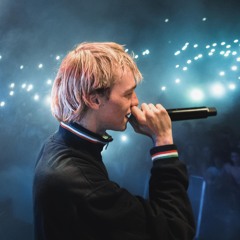 Champagner (feat. toobrokeforfiji)