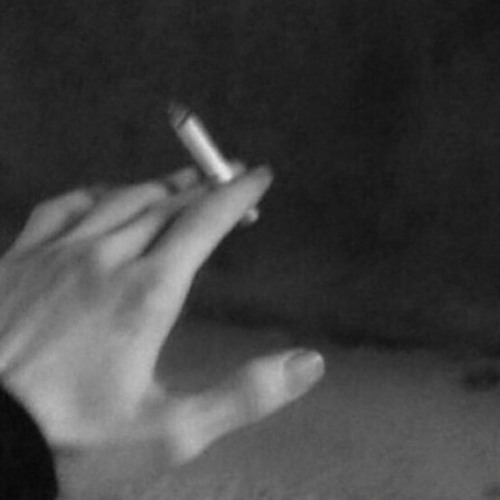 حتى الضحكه ناسيها.