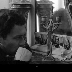 و أقبّل صورتك في كل ليلة قبل أعانقها