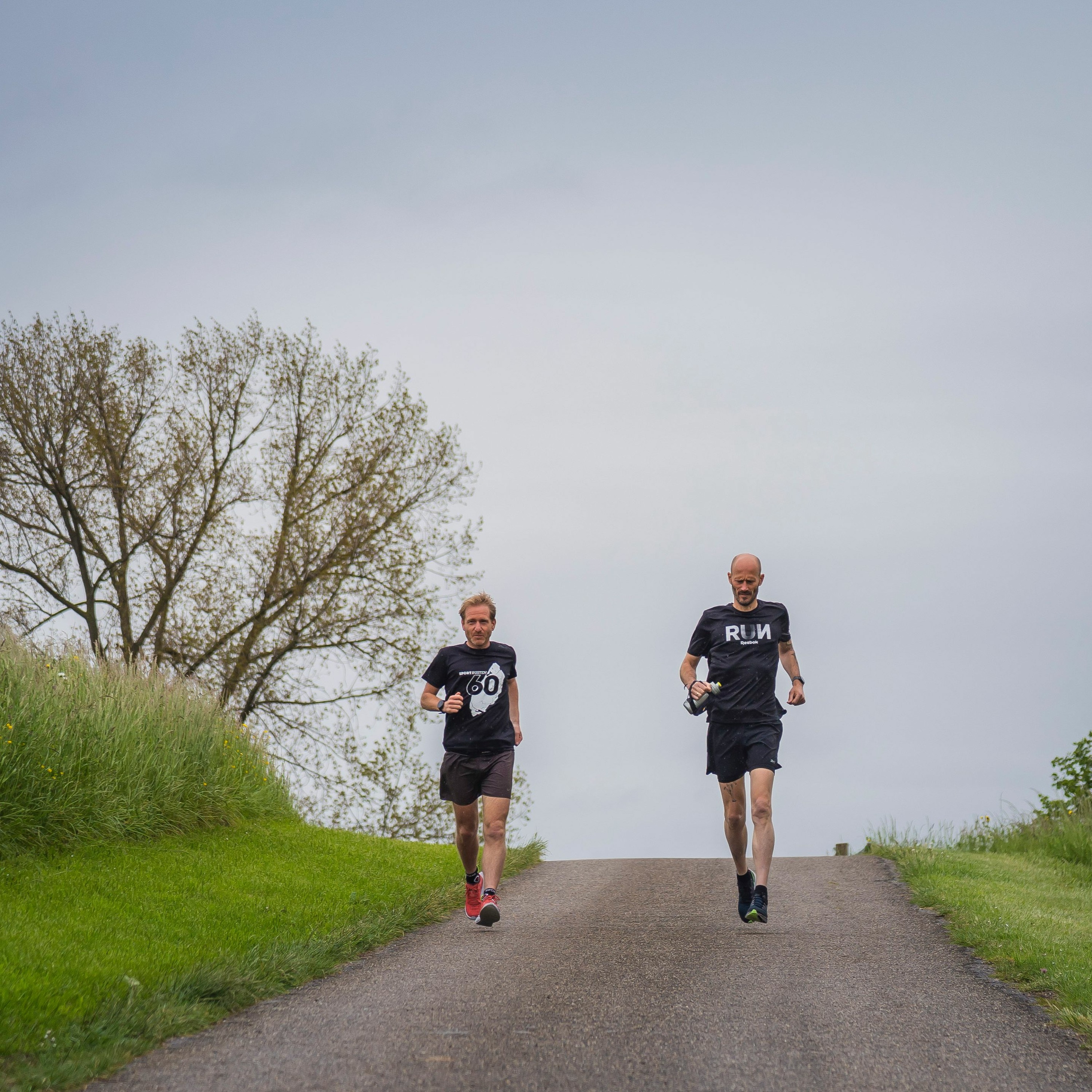 Klaas en Koen lopen weg