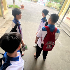 con muốn lại gần ôm lấy cha ( cha và con gái )