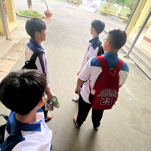 con muốn lại gần ôm lấy cha ( cha và con gái )