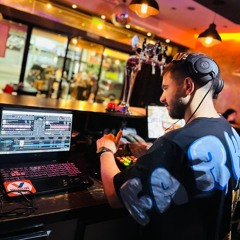 Set Final DJ1. At the bar