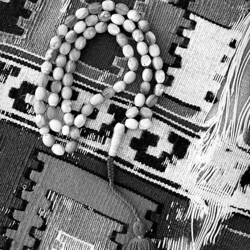 وهو والله إنّه يزعجه صوت مسباحه