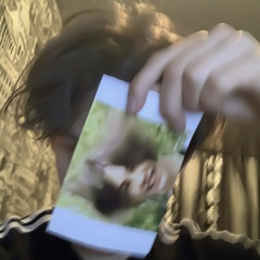 تبوسه من شفته