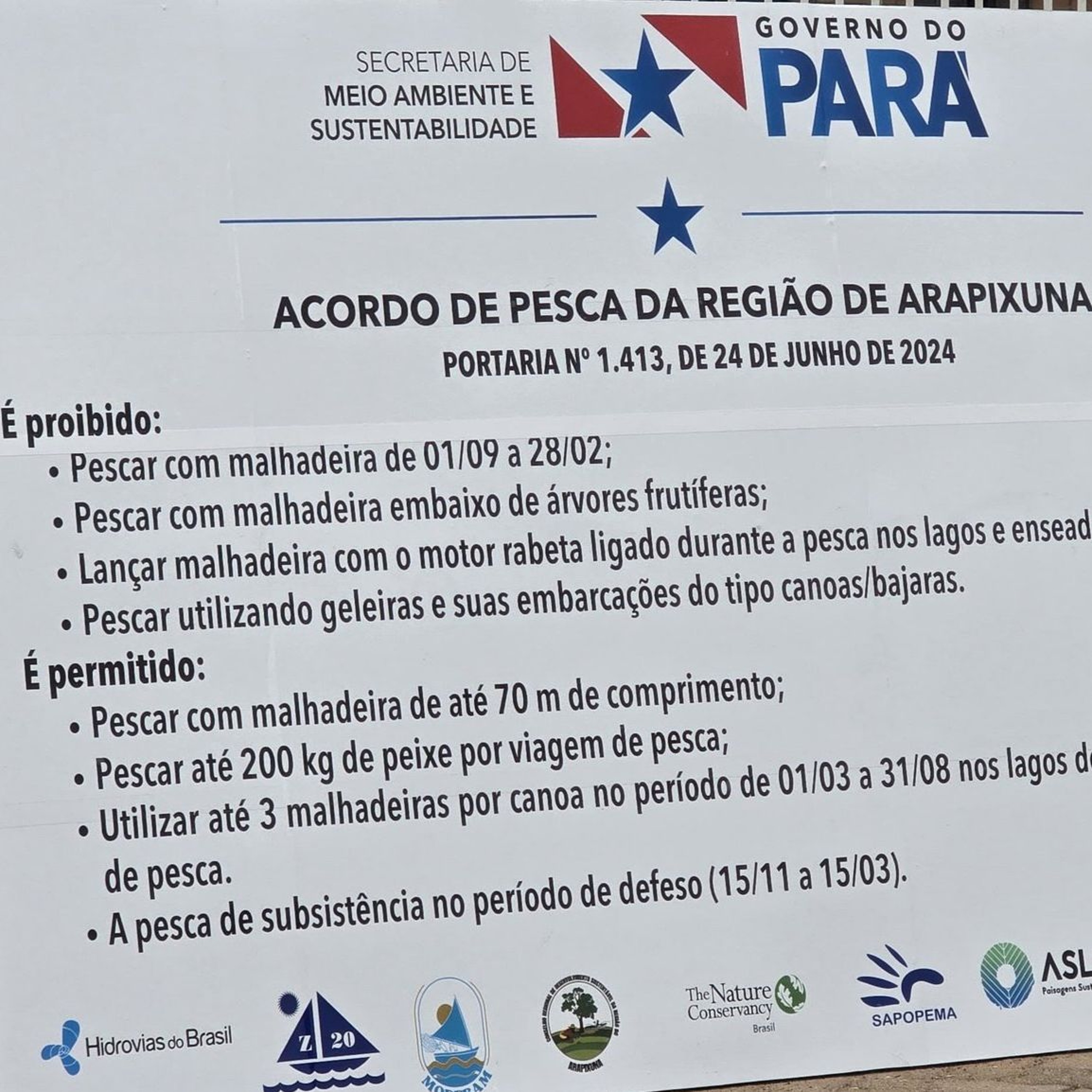 Placas orientam regras em áreas protegidas por acordo de pesca no Baixo Amazonas
