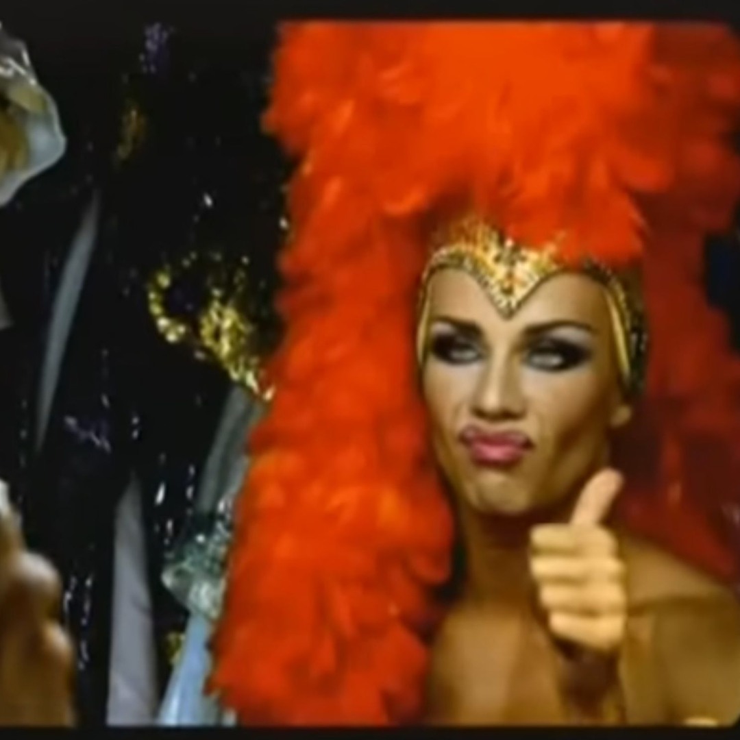 Слушать песню он тебя целует руки вверх. Руки вверх целует. Руки вверх он тебя целует. Слушать песню он тебя целует руки вверх. Руки вверх обложка.