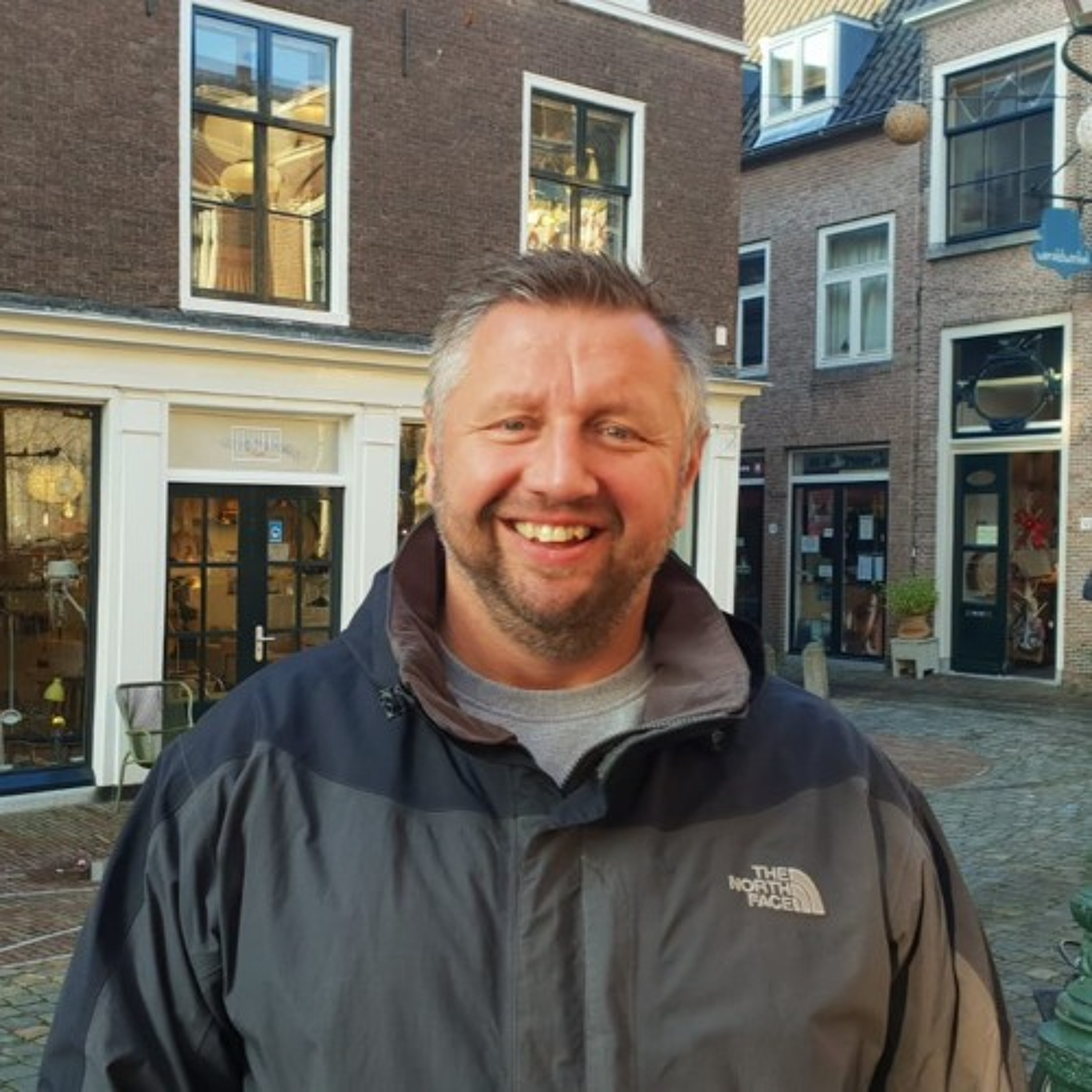2026-01-09 Rik van der Geest over vloertegels van oude Vijf Meihal episode artwork