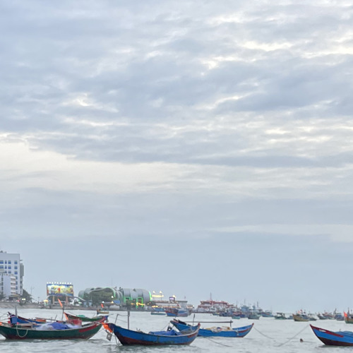 Vì ai đã làm ướt bờ mi em :(