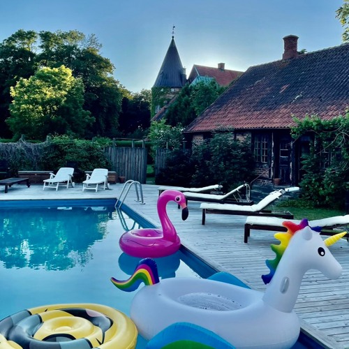 Waters Laying By The Pool Set.WAV