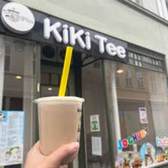 Frau Kiki mit 'nem Bubbletea Laden