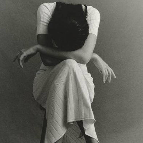 أذرف من الدمع اصدقه، وأكتب من الشِعر اثمنه