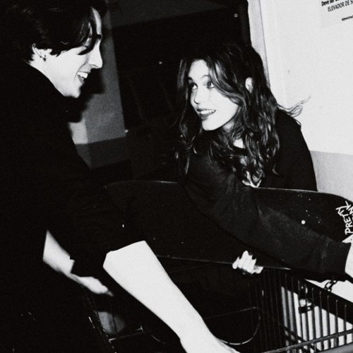 انا تمنيت اكون جمبك