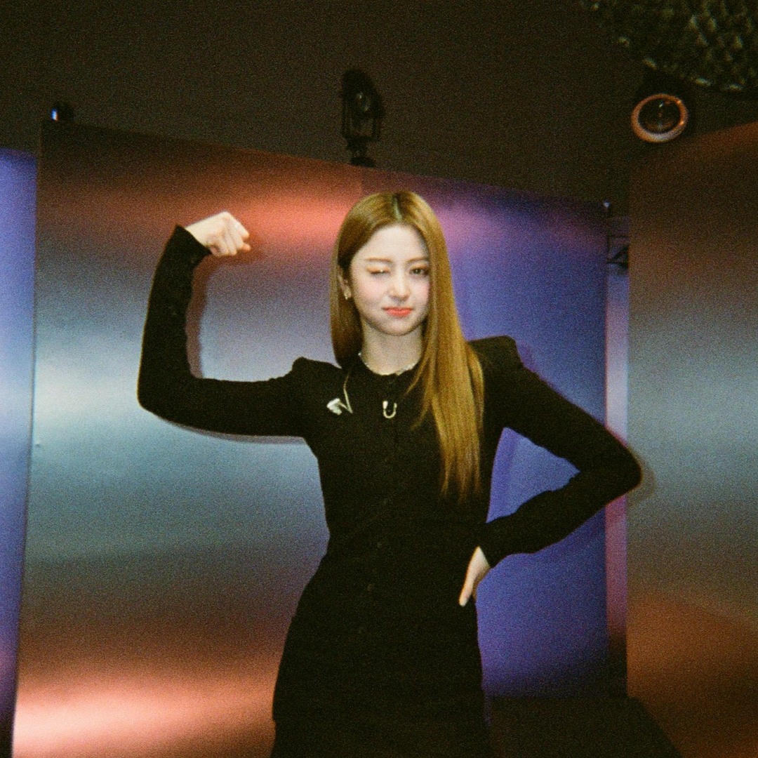 Stream HUH YUNJIN (허윤진) - ANTIFRAGILE (LE SSERAFIM (르세라핌