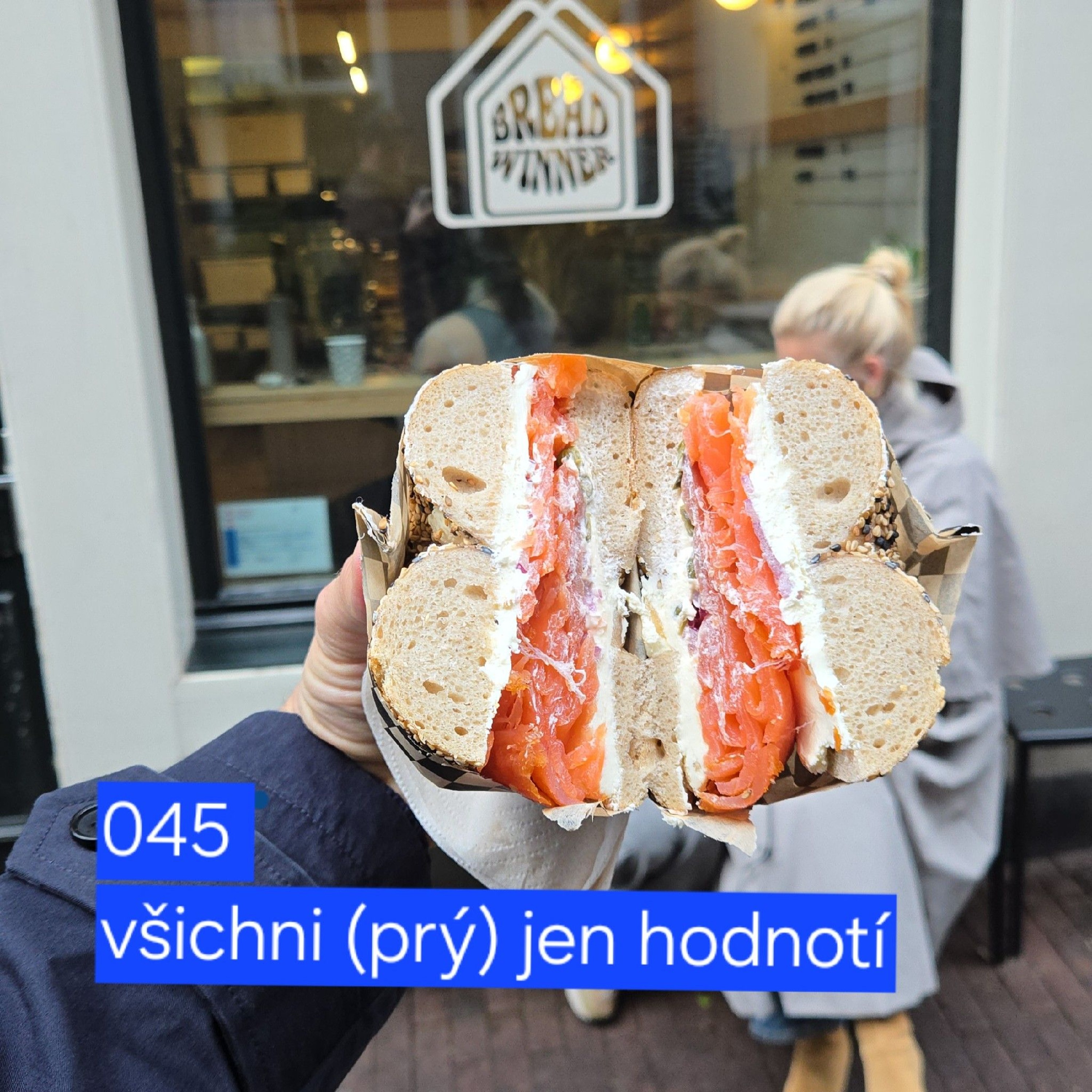 046 všichni (prý) jen hodnotí