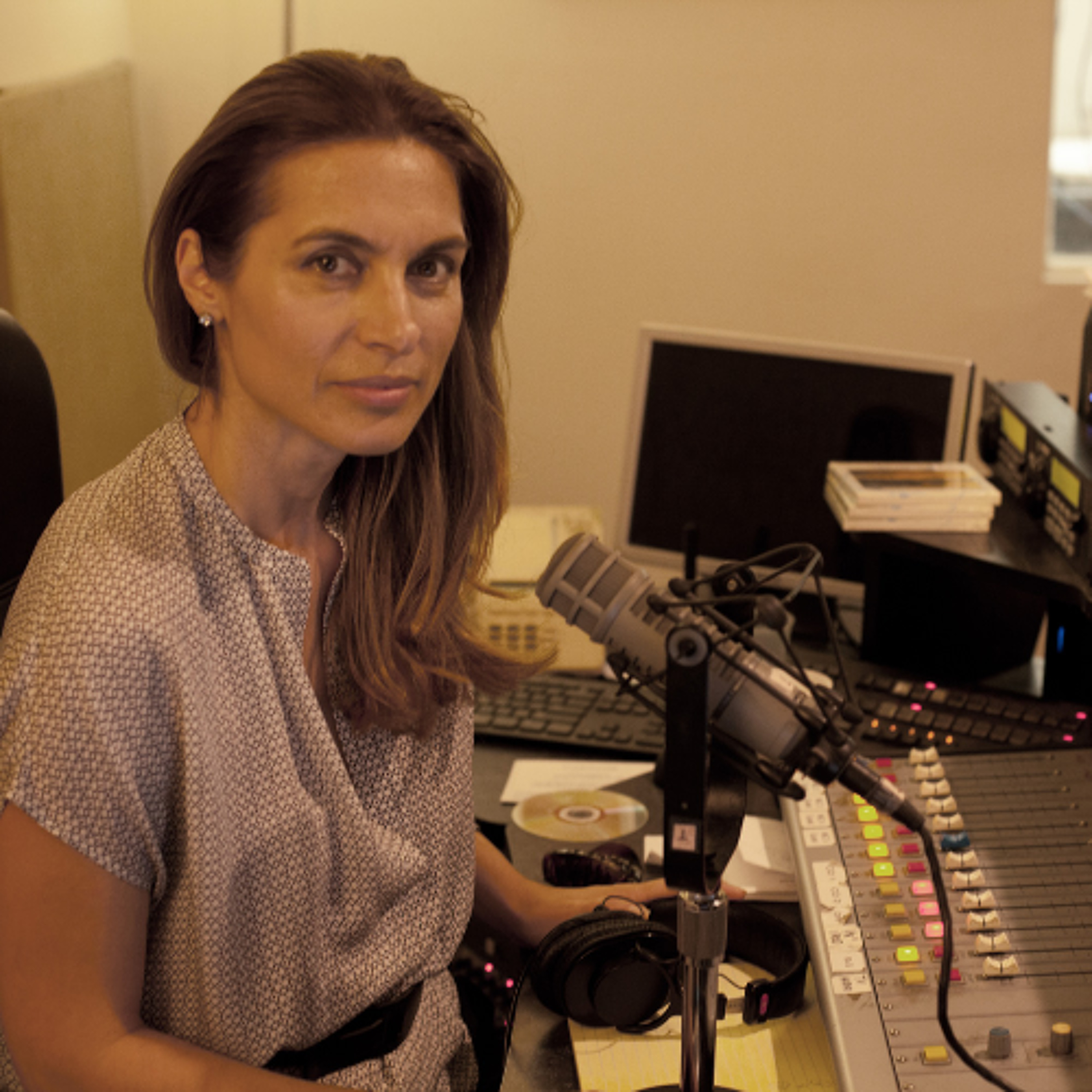 “Έλληνες Παντού” με τη Χρύσα Αβράμη και την καλεσμένη της Λάρα Ταμπακοπούλου