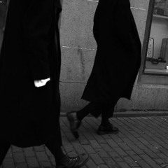 "يحادي خطوتي ظلّك ويتمادى على ظلالي".