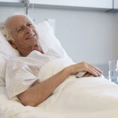 oude man met dementie in een ziekenhuis en hij zegt 24/7 kaas met C akkoord in de achtergrond en dru