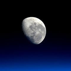 LA LUNE VOIX OFF