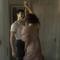 غمز لي مره بعيونه!