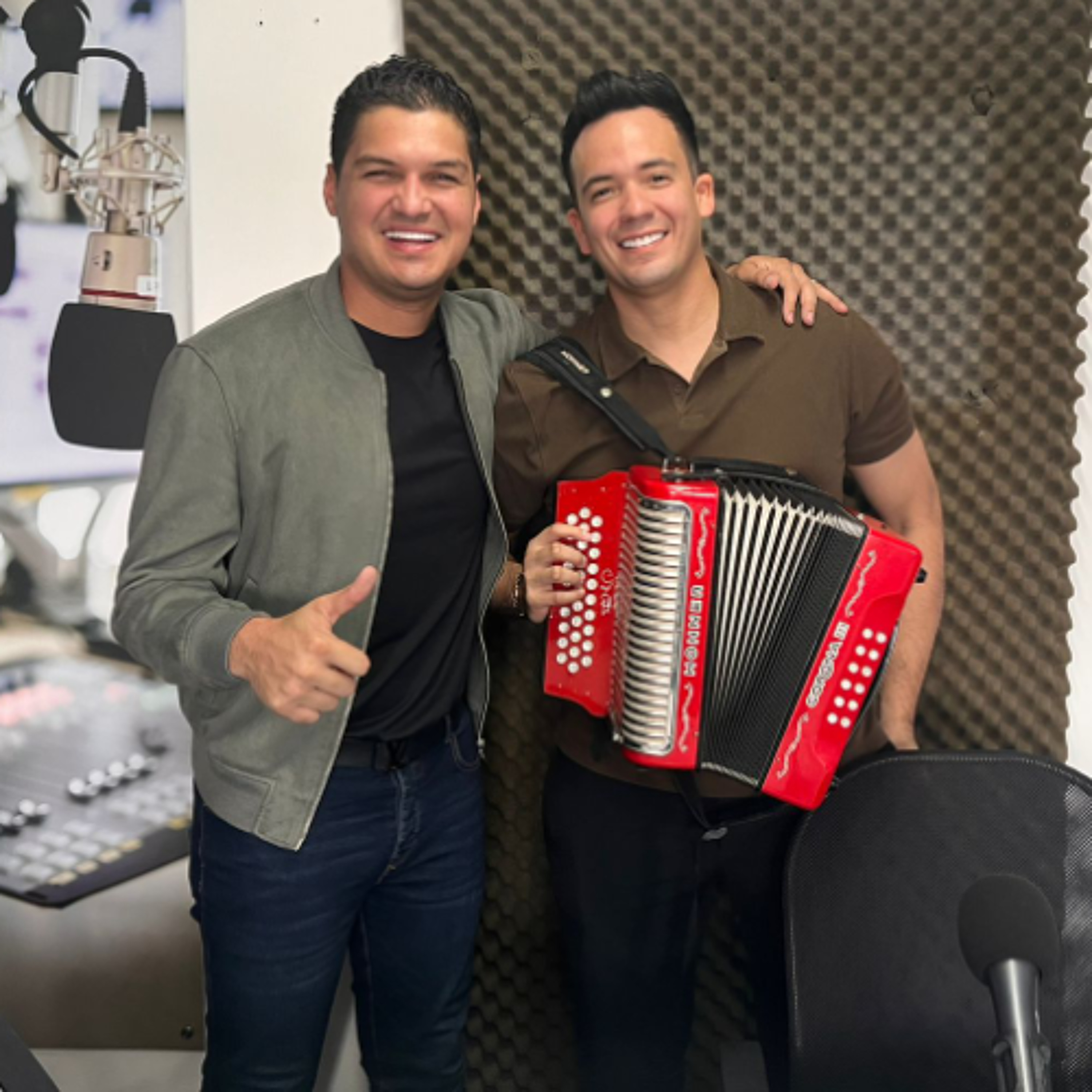 Entrevista con el cantante Elder Dayan Díaz y su acordeonero Carlos Rueda episode artwork