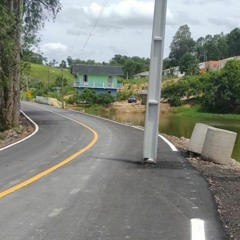 Cena curiosa: Celesc deixa poste no meio de estrada recém asfaltada em Orleans