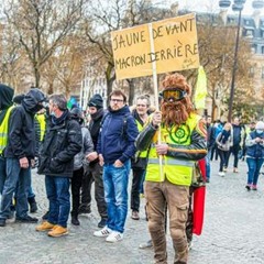 Jaune Devant Macron Derriere