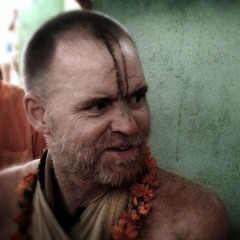 Aindra Prabhu - Fired up Evening Kirtan at ISKCON Vrindavan 😍