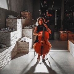 Cellist Zeynep Ayşe Hatipoğlu fills the VEJA Store Berlin