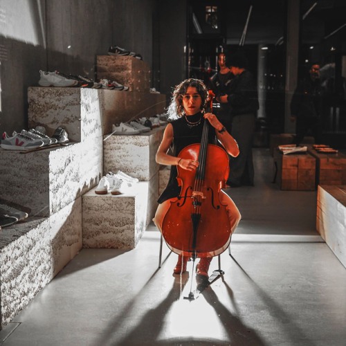 Cellist Zeynep Ayşe Hatipoğlu fills the VEJA Store Berlin