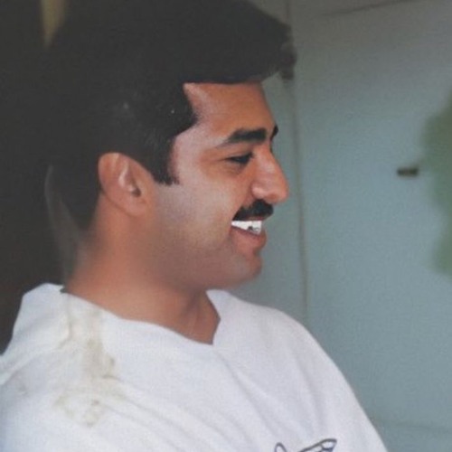 ‎⁨يعشقك من كل قلبه ليه تخونه ؟⁩