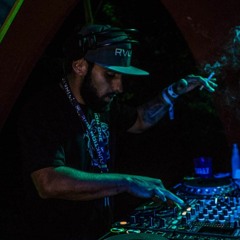 Em memoria Macaully Breathing darkpsy in the center