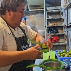 Ceviche y pasión : Historia de Javier Carhuancote chef profesional en "El muelle de Javier"