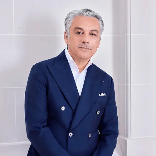 𝗪𝗵𝗲𝗻 𝗮 𝗰𝗮𝗿 𝗴𝘂𝘆 𝘁𝗮𝗸𝗲𝘀 𝘁𝗵𝗲 𝘄𝗵𝗲𝗲𝗹 𝗼𝗳 𝗮 𝗳𝗮𝘀𝗵𝗶𝗼𝗻 𝗲𝗺𝗽𝗶𝗿𝗲...