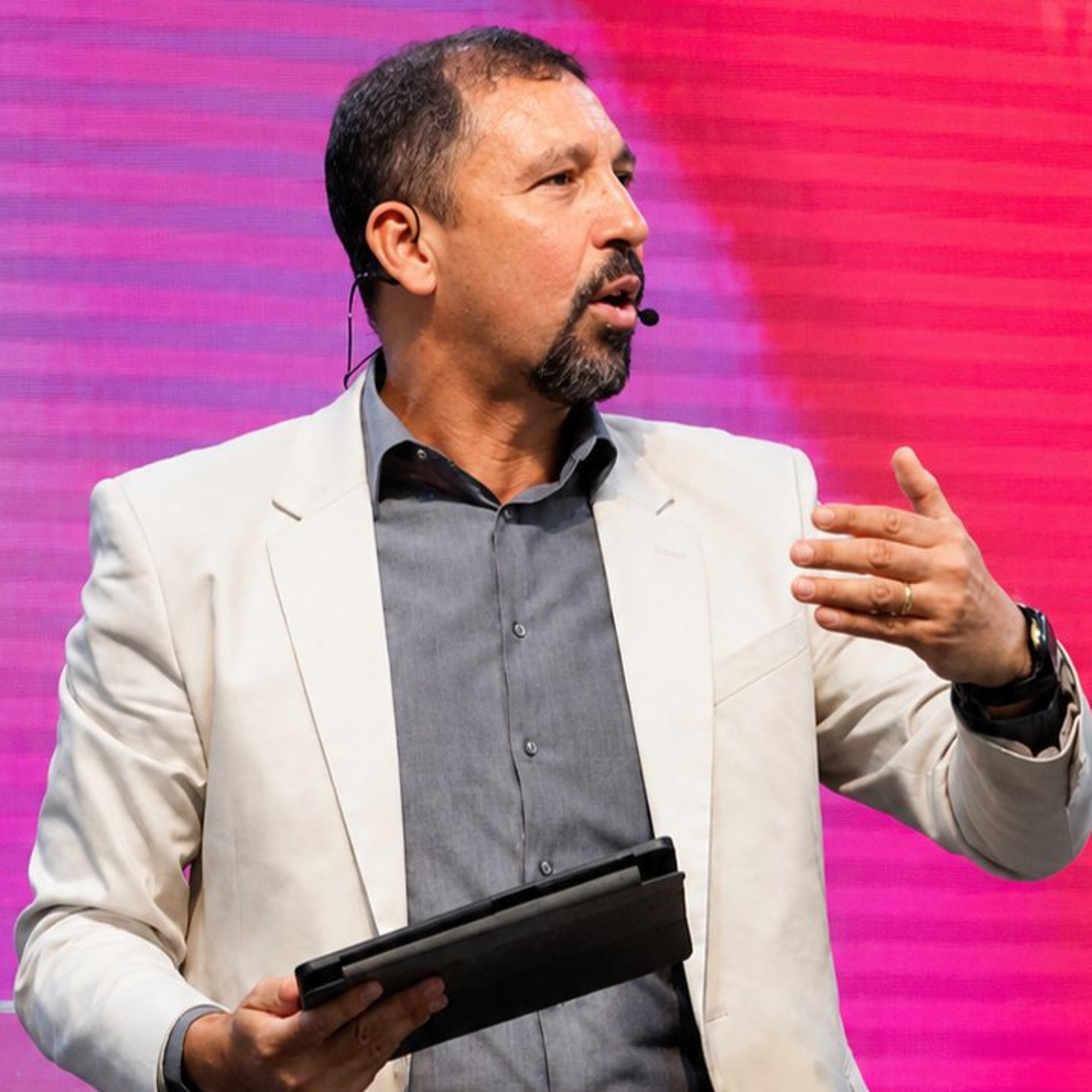 O Espírito tem algo para você: desejando os dons com zelo - Renato Gaudard