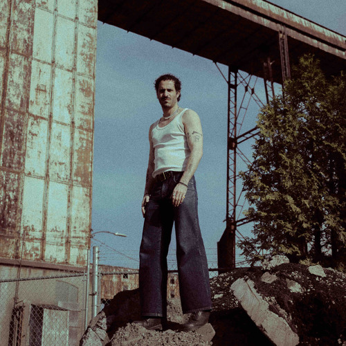 THIS IS HOUSE W/RESTRICTED CLOSING SET