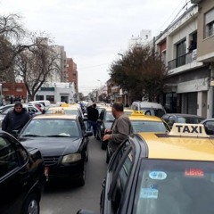 Taxistas se movilizan por las calles de la ciudad en reclamo de subsidios