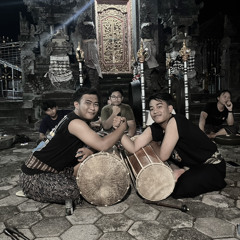 Baleganjur ngarap gamelan polos.