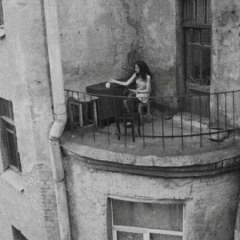 le regard vide sur un balcon