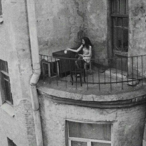 le regard vide sur un balcon