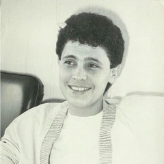 صوت يدندن، وقلب يخفق من سماعه.