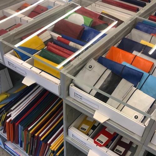 토요일과 일요일 사이