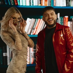 Gagica cu ochelari