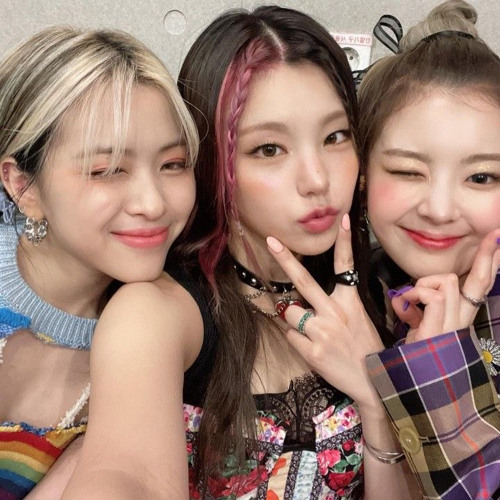 itzy – swipe // (speed up)